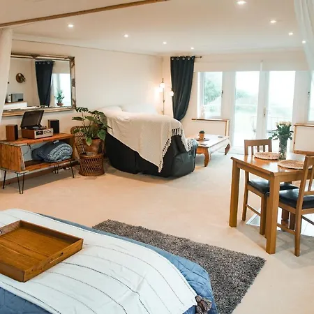 Spacious Sea-view Apt. Overlooking St Ives Bay